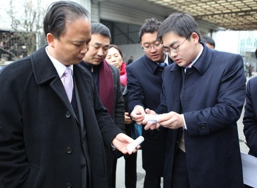 通威主席刘汉元调研电化水成套设备