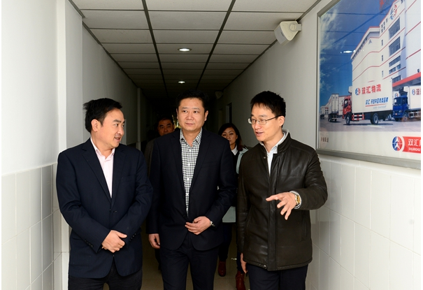 谌贻勇一行先后参观了双汇第一工业园的屠宰,分割,高温肉制品,低温肉