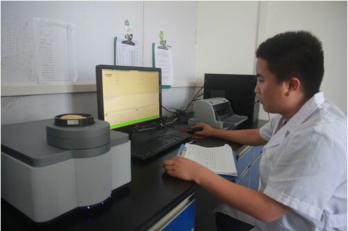 铁面无私严把质量关——记陆川九鼎品管员谢金林